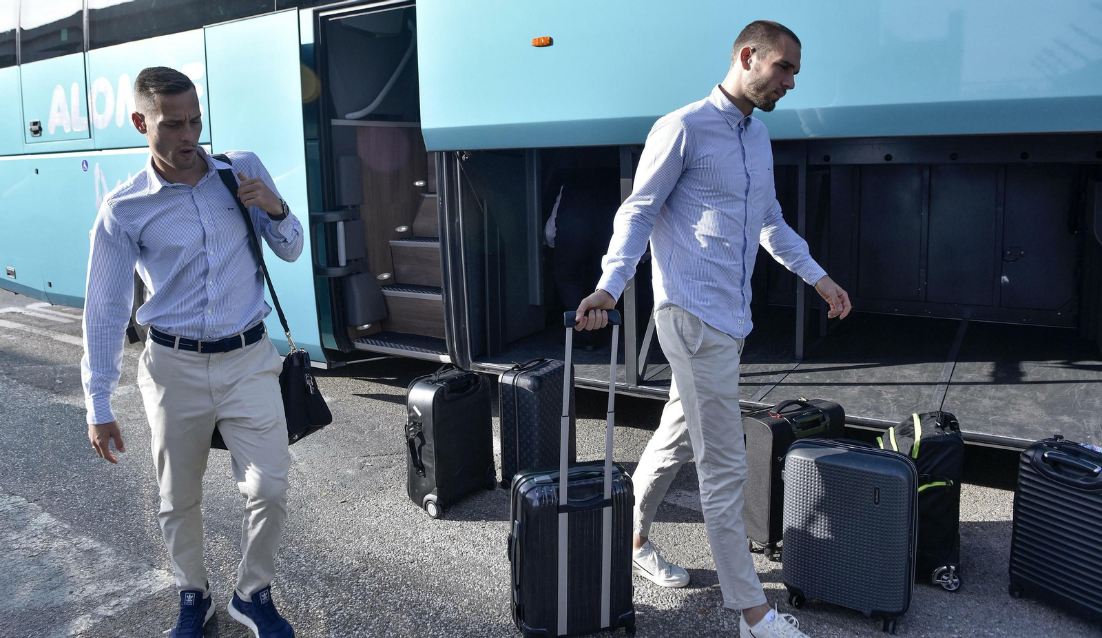Pau López porta su maleta en un viaje del Betis.