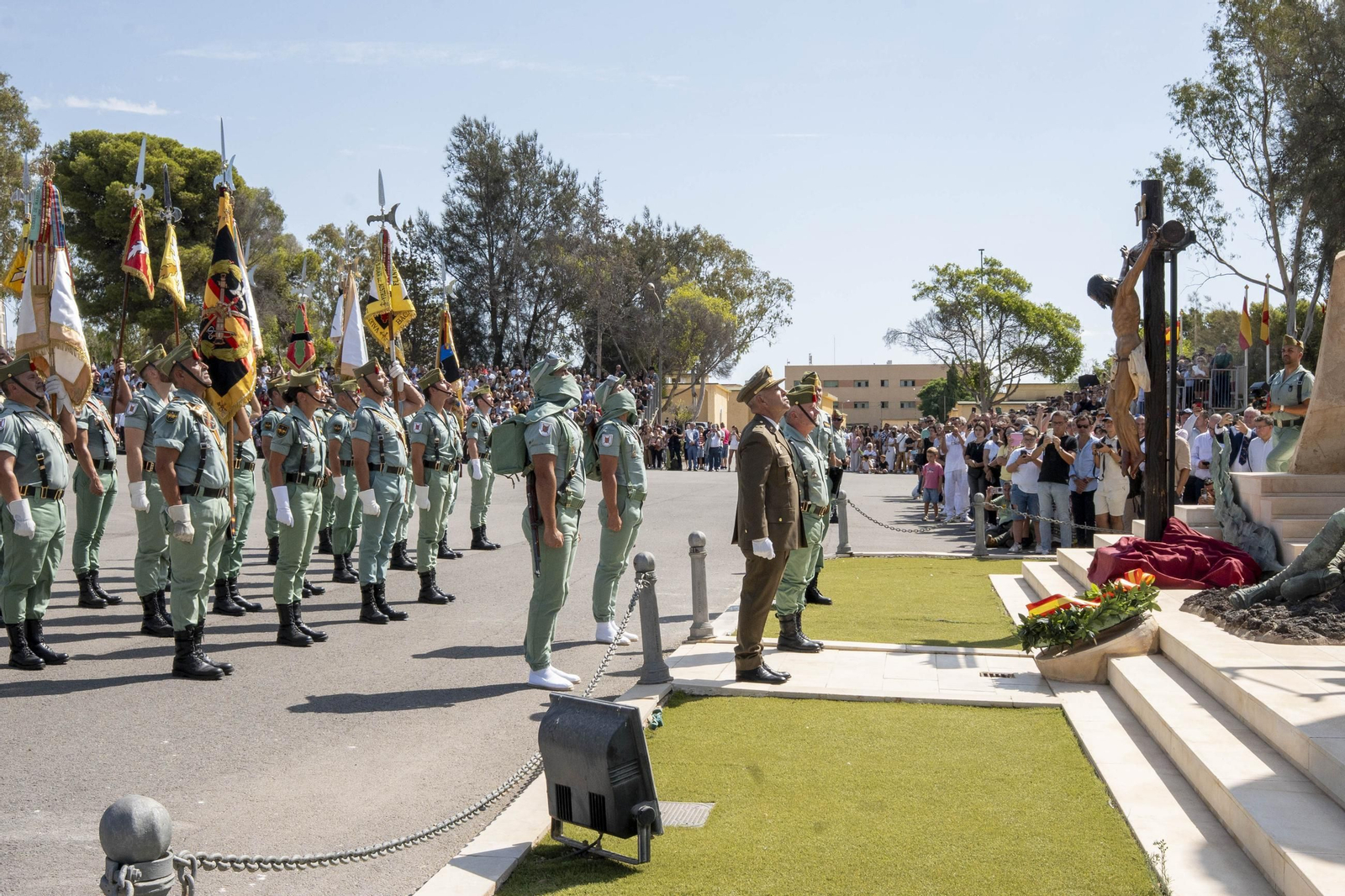Legionarios, ante el Cristo de la Buena Muerte.