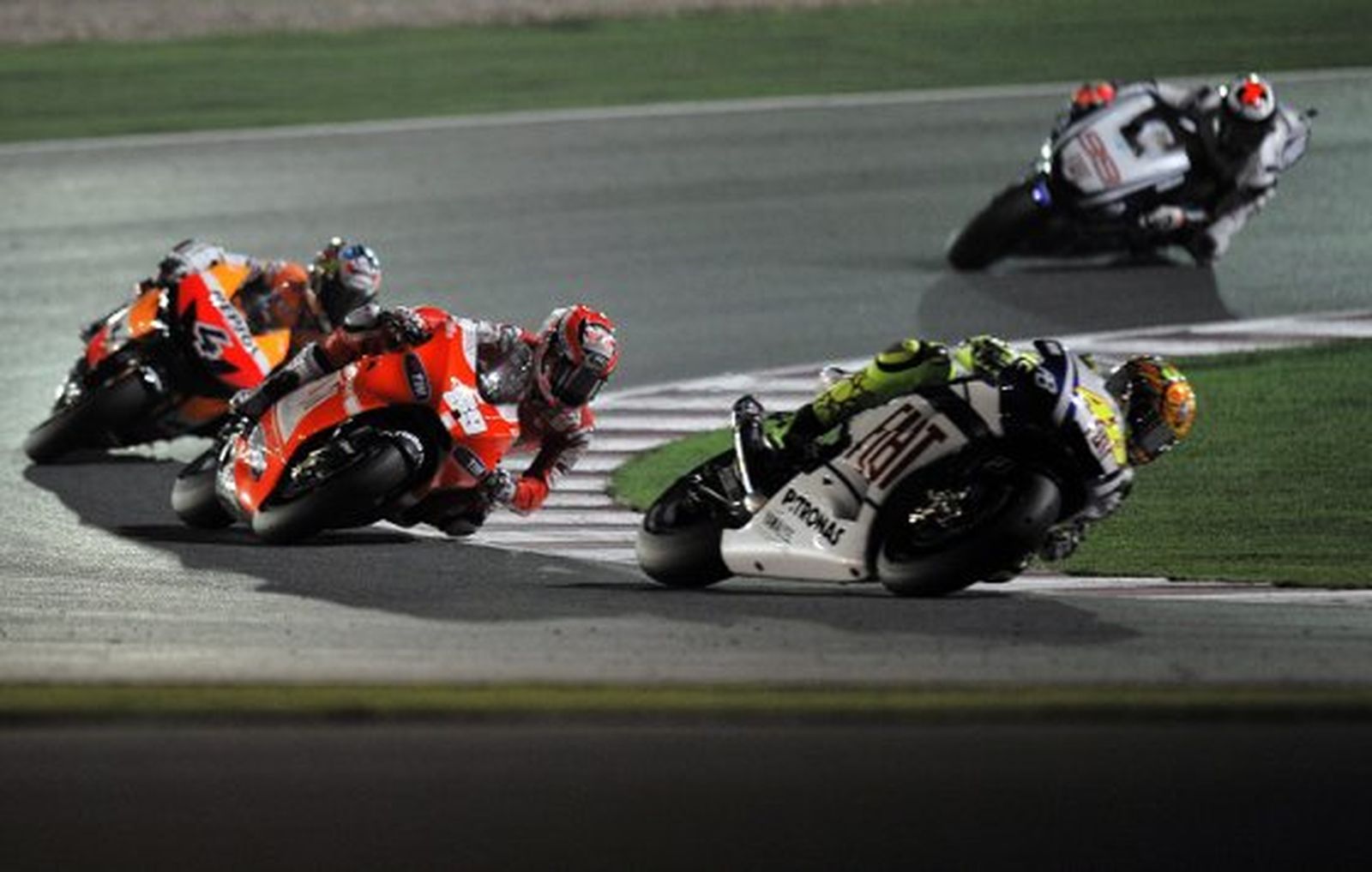 El piloto italiano Valentino Rossi adelantó a Pedrosa en la segunda vuelta y ya no abandonaría el liderato hasta que fue superado momentáneamente por Andrea Dovizioso

Foto: Agencias