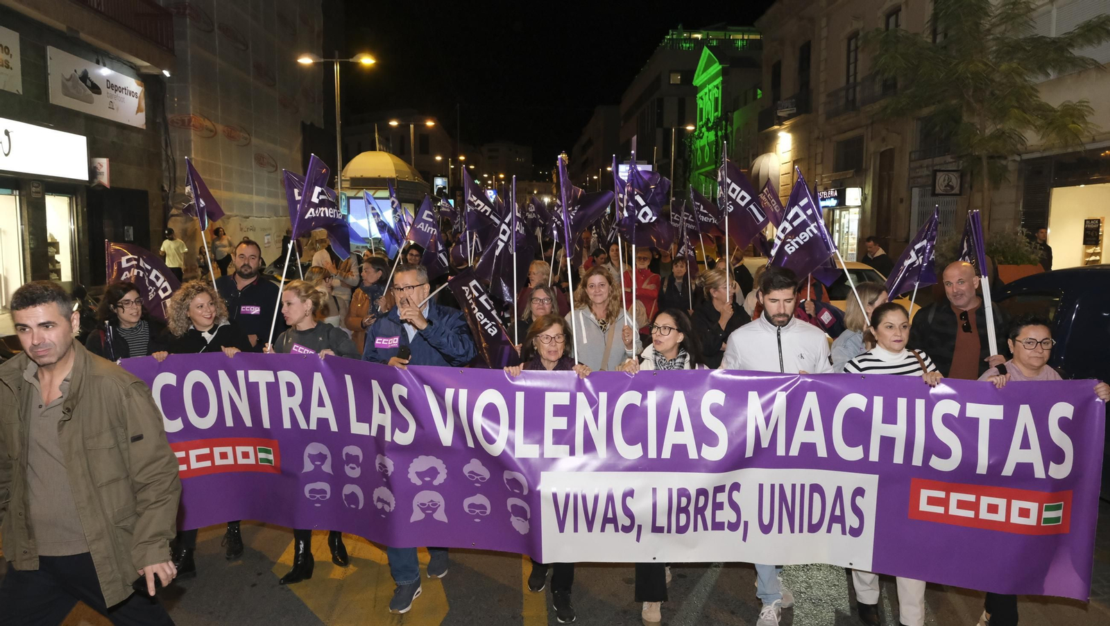 Fotografías de la manifestación del 25-N por la violencia de género, en Almería