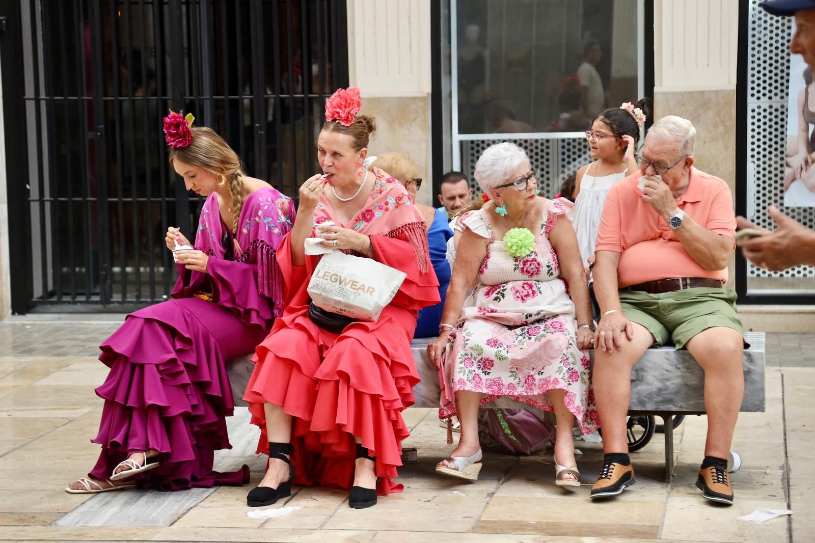 La fiesta en las calles del Centro de Málaga este domingo de Feria, en imágenes