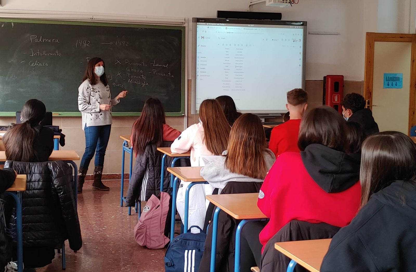 Dra. María Eugenia Ramos, resolviendo dudas sobre el valor nutricional de las plantas. Proyecto `Las plantas del Mariana´. IES Mariana Pineda.
