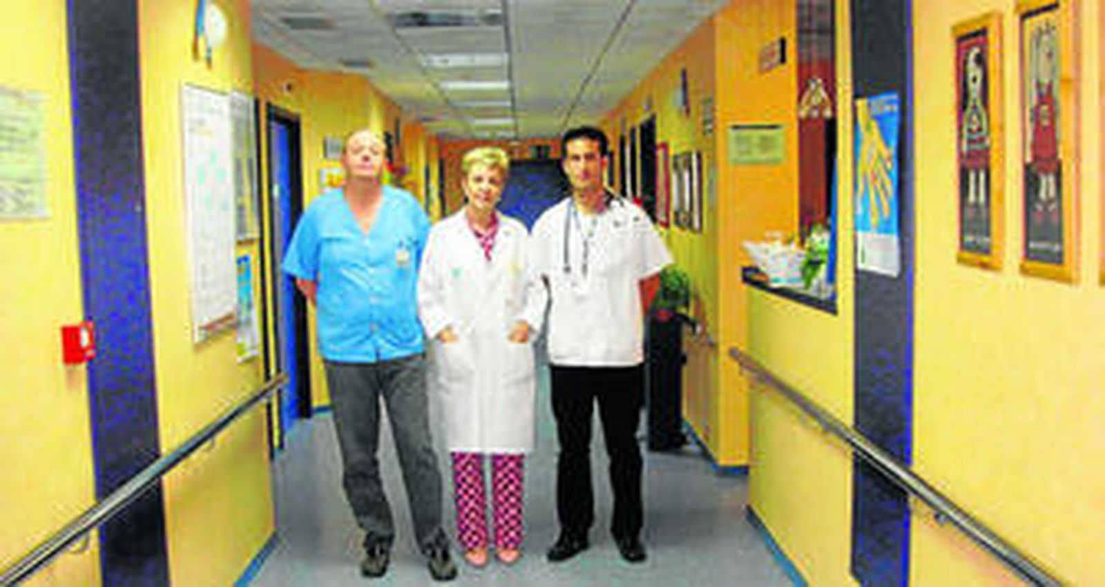 El equipo de Onco-hematología pediátrica del Hospital Torrecárdenas en el área infantil del centro sanitario almeriense.