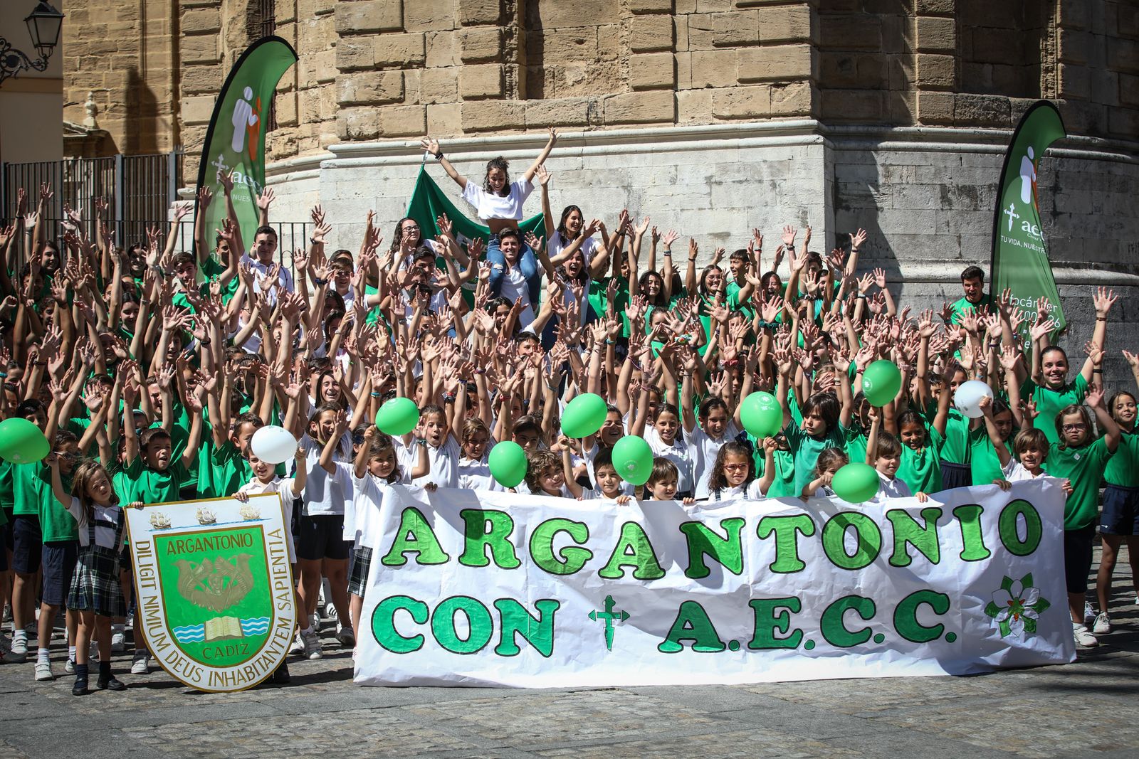 Alumnos del colegio Argantonio cantando el himno de la AECC  en la plaza de la catedral de Cádiz el día de la cuestación anual de esta entidad en 2019.