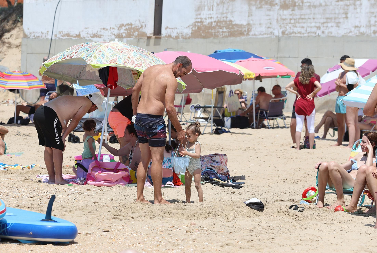 Ambiente en las playas de Huelva en la mañana de domingo