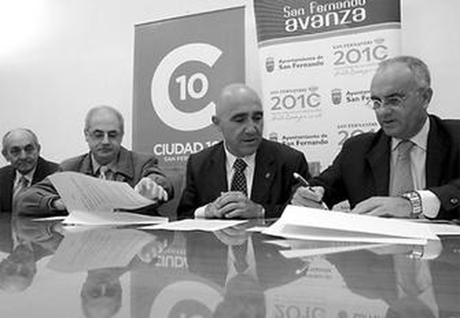 Representantes locales, de la entidad y de La Caixa firman un acuerdo.