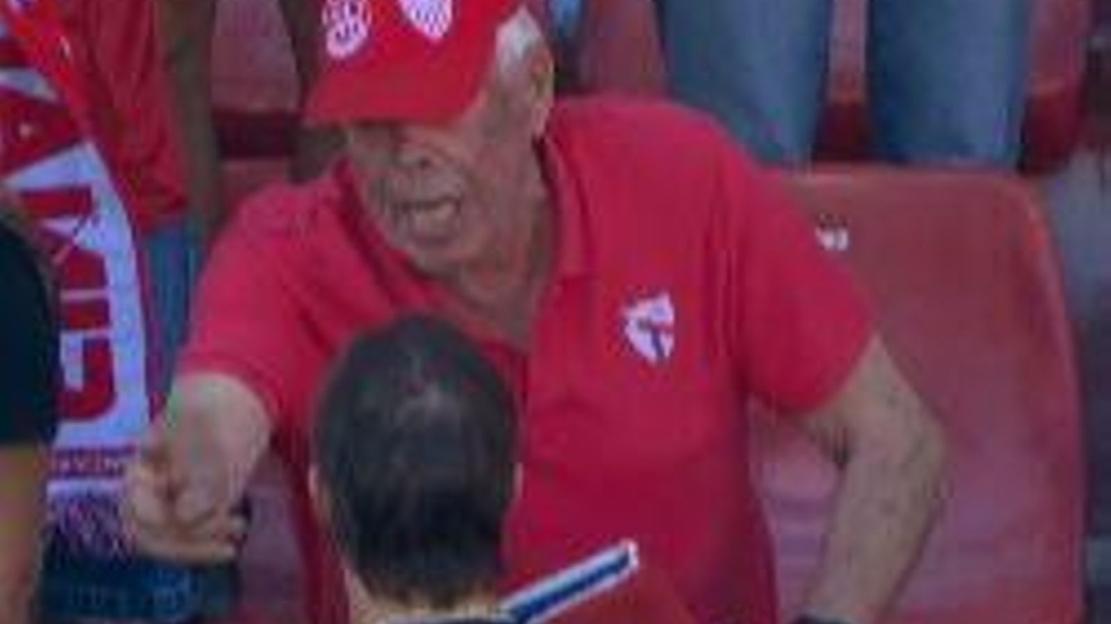 Captura de imagen de Movistar de la conversación de un aficionado con Almeyda.