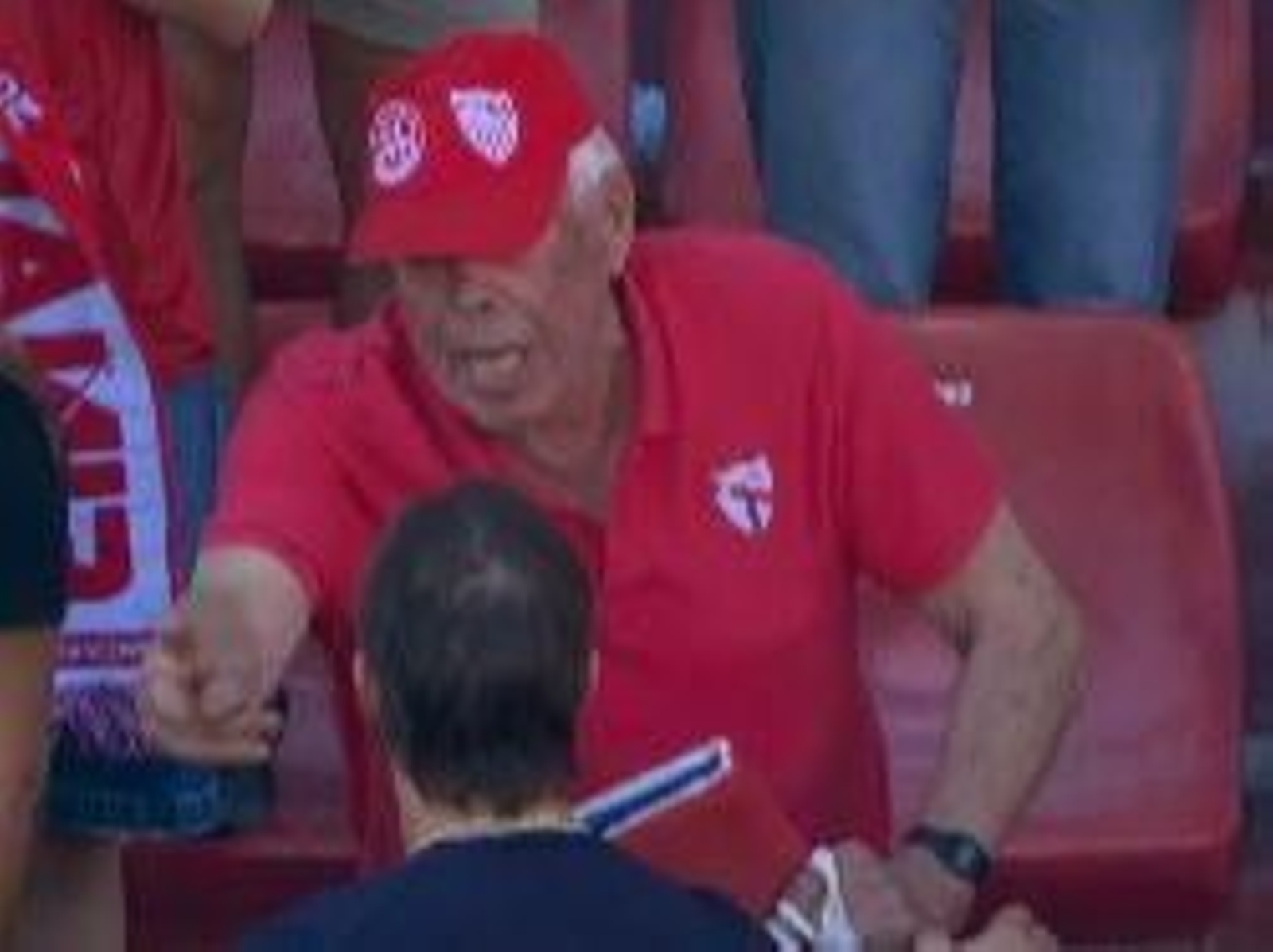 Captura de imagen de Movistar de la conversación de un aficionado con Almeyda.