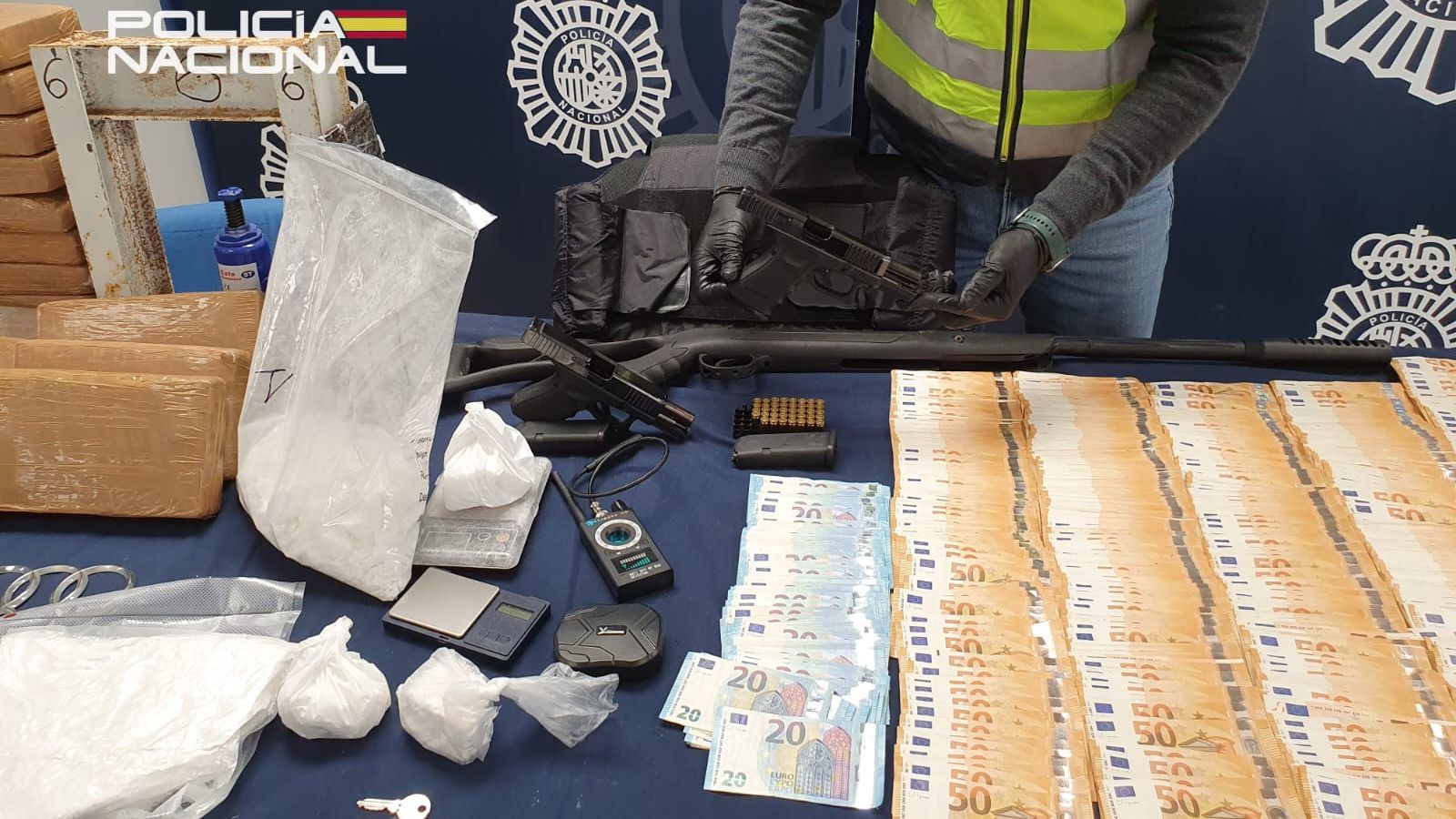 Parte de la droga, de las armas y del dinero intervenido en la operación contra el narcotráfico en Dos Hermanas y Sevilla.