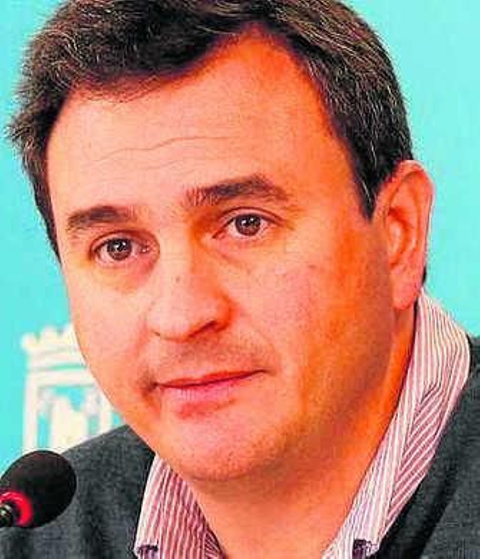 Pedro Román, en la escalera de acceso a la Ciudad de la Justicia.