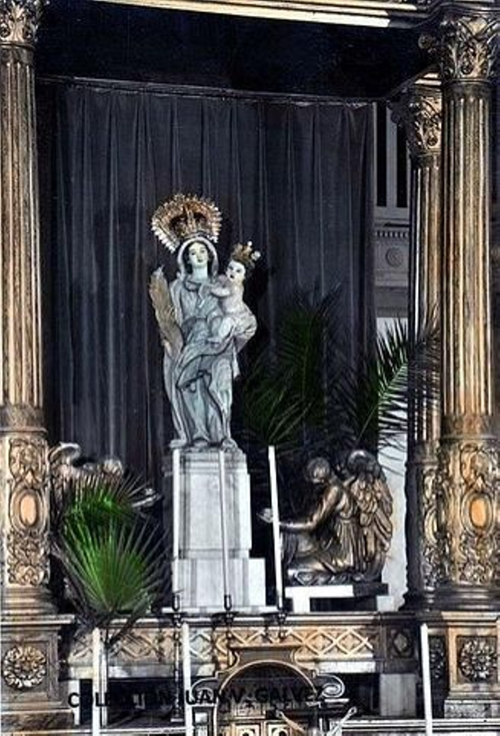 Imagen de Nuestra Señora de la Palma, en su bello templete anterior a las desafortunadas reformas postconciliares de los años 60.