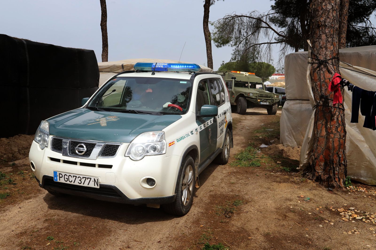 La Guardia Civil en una de las visitas realizadas a los asentamientos con motivo de la pandemia.