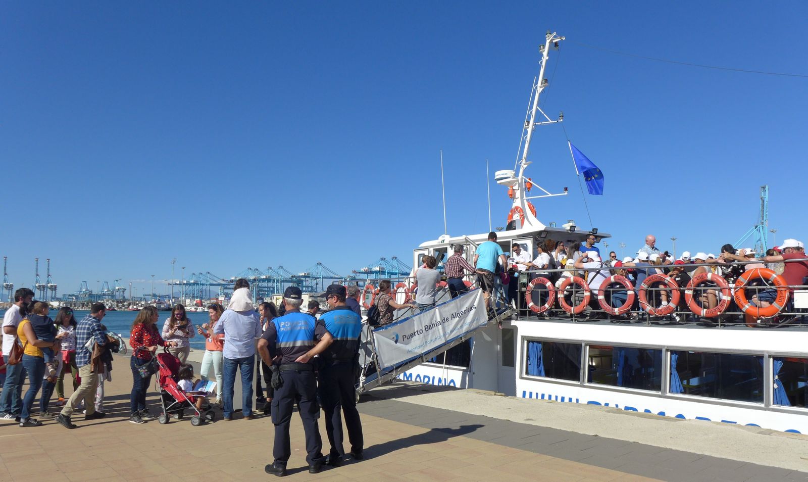 Un grupo de personas subiendo al barco.