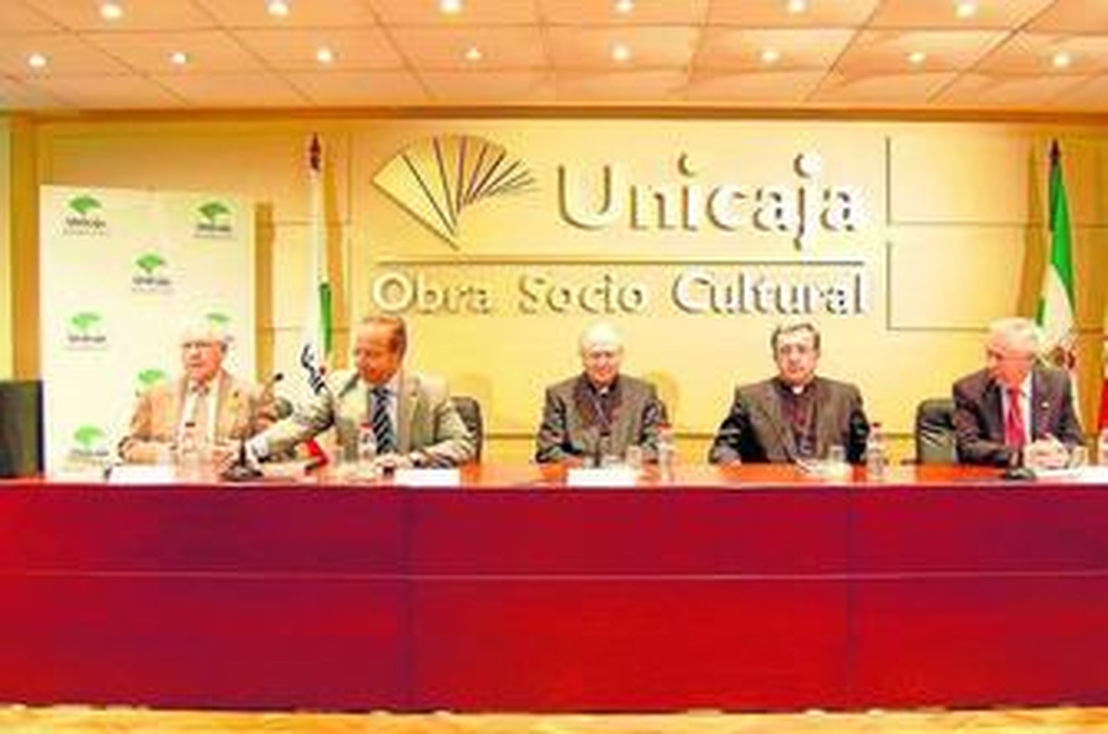 Los obispos Adolfo González y Gines García, Trino Gómez, Francisco Mira y Francisco Moreno.