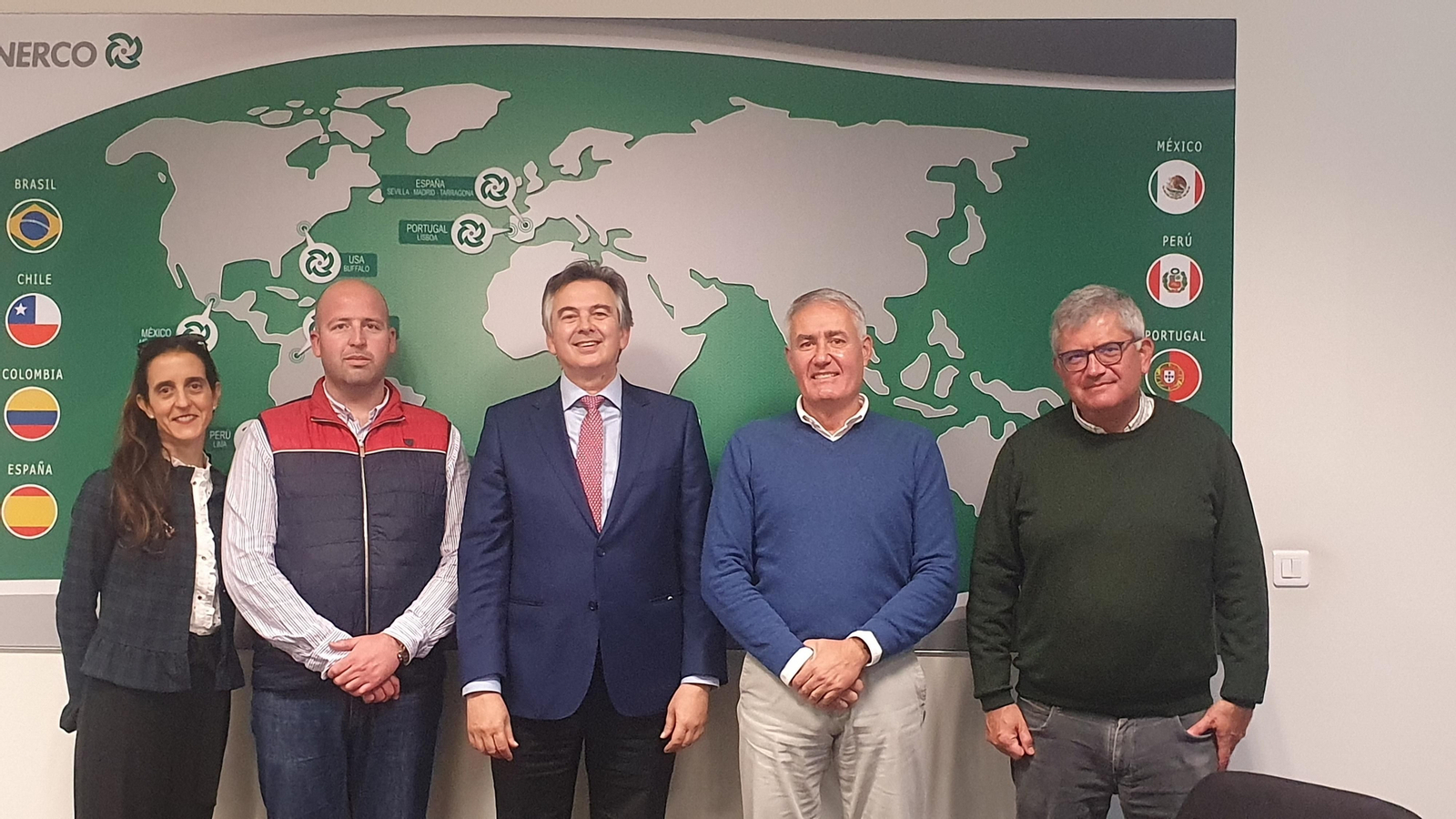 Imagen de la firma del acuerdo entre ambas partes.