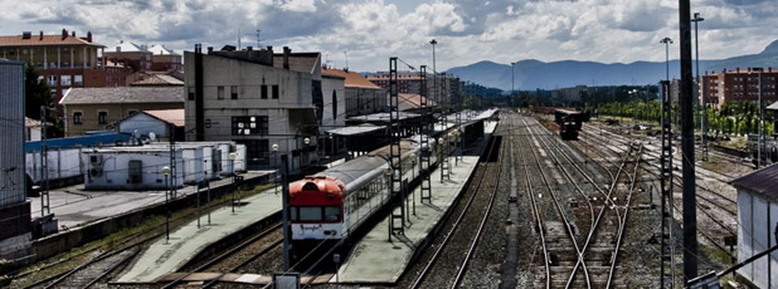 Vista de las vías de la estación de Renfe de Pamplona.
