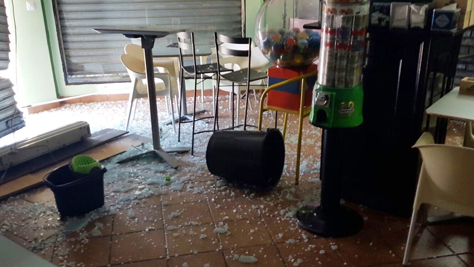 Los destrozos ocasionados en la cafetería.