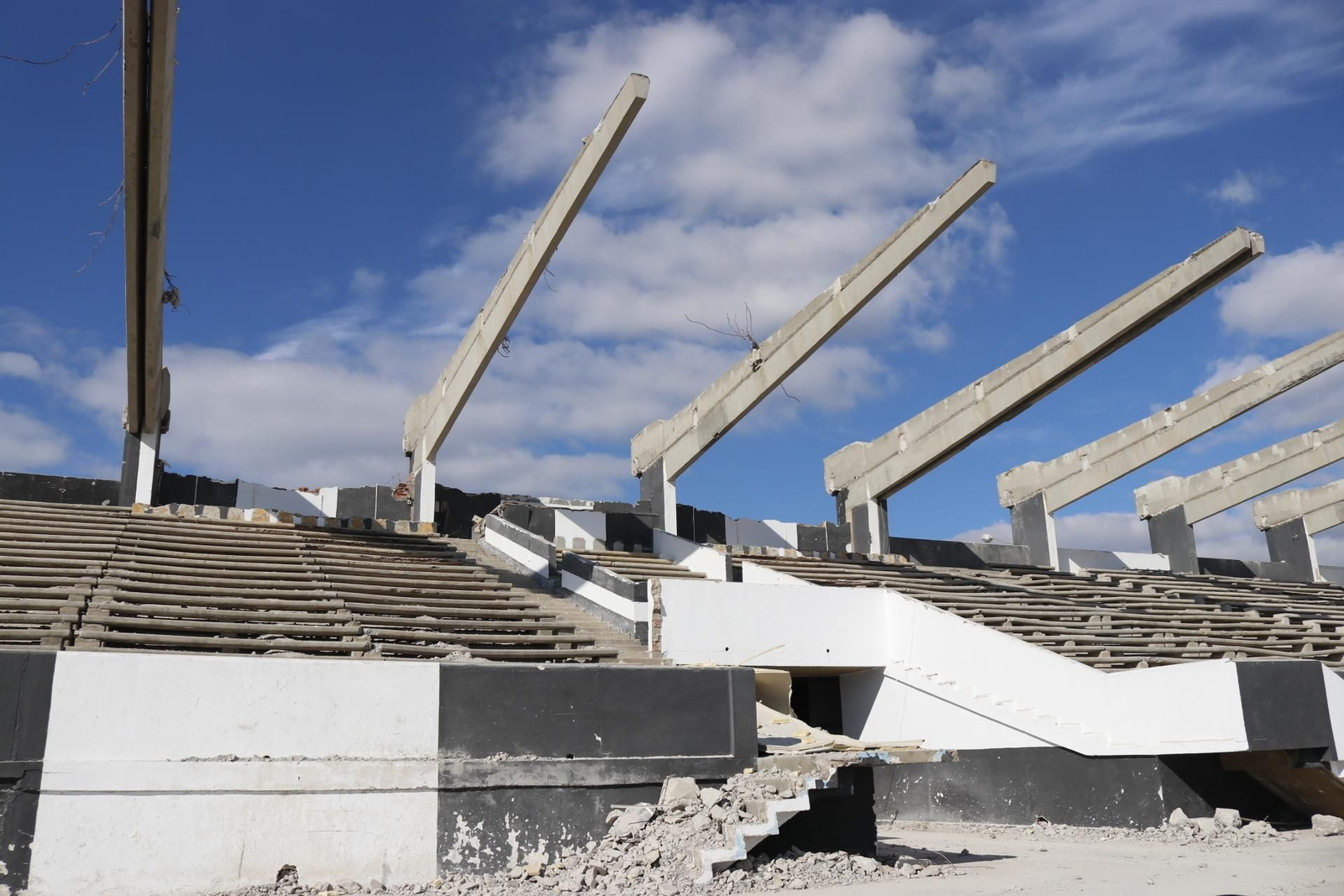 Vista parcial de la Tribuna, con los pilares que soportarán la nueva visera