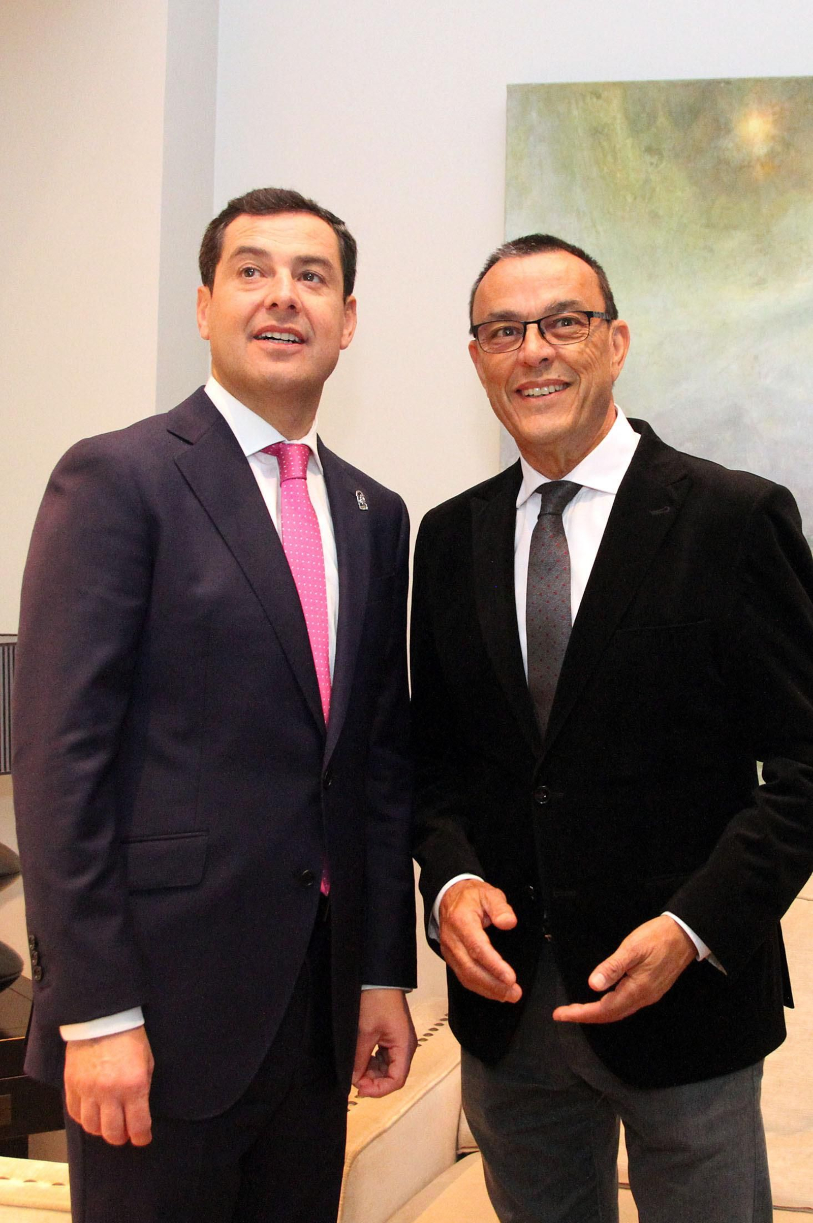 Juanma Moreno se reúne con Ignacio Caraballo en la Diputación, en imágenes