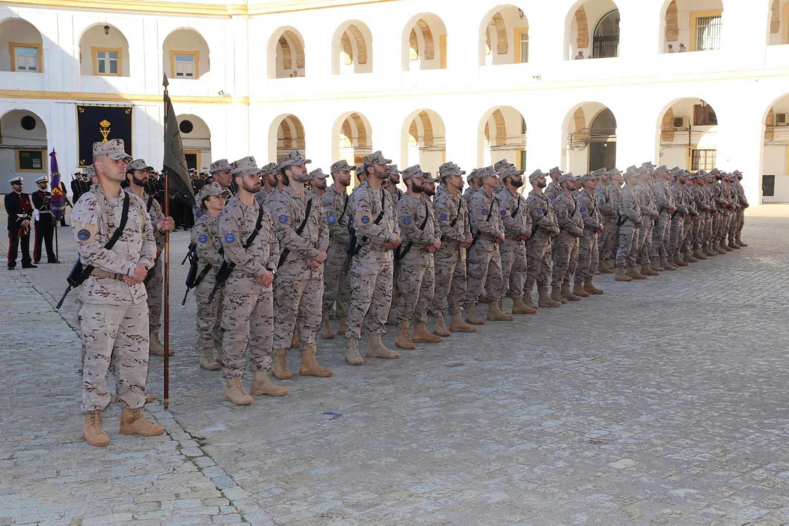 Formación del contingente con su capitán al mando