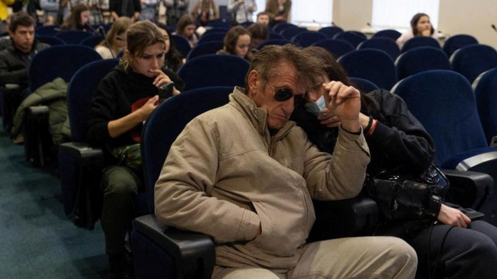 El director en la rueda de prensa