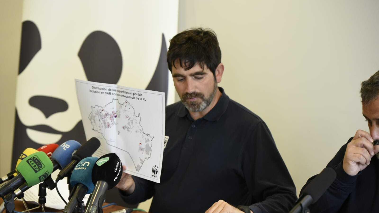 El coordinador de Proyectos de Agua y Agricultura de WWF, Felipe Fuentelsaz, con un mapa con las fincas que serán regularizadas.