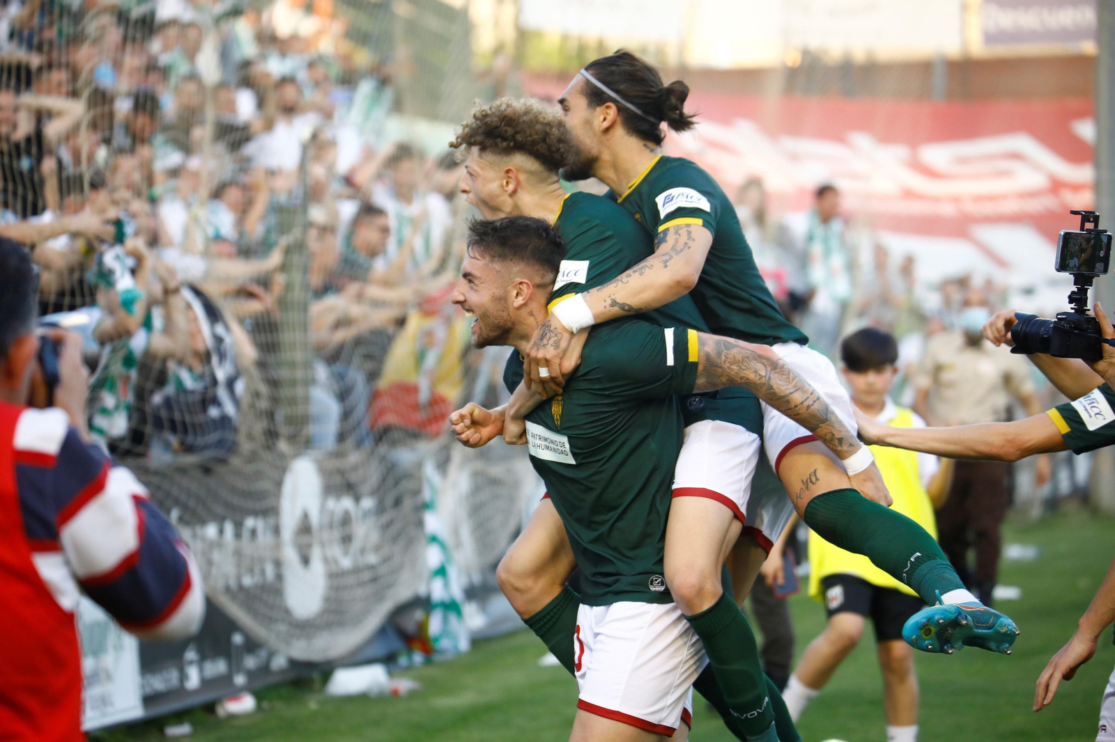 Casas celebra su gol en Mérida junto a Simo y Gudelj.
