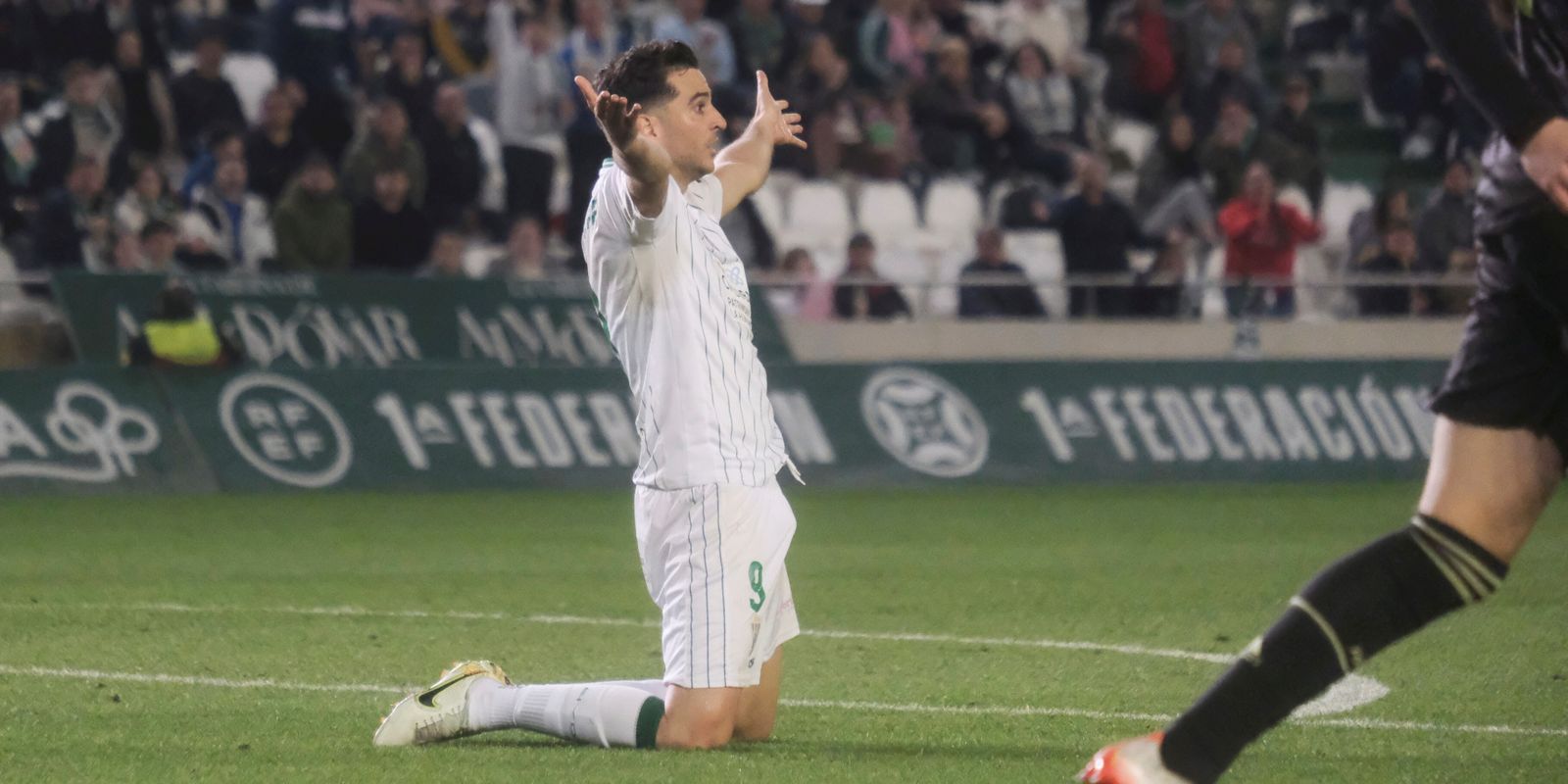 Juan Villar reclama un penalti en el área del Real Madrid Castilla.