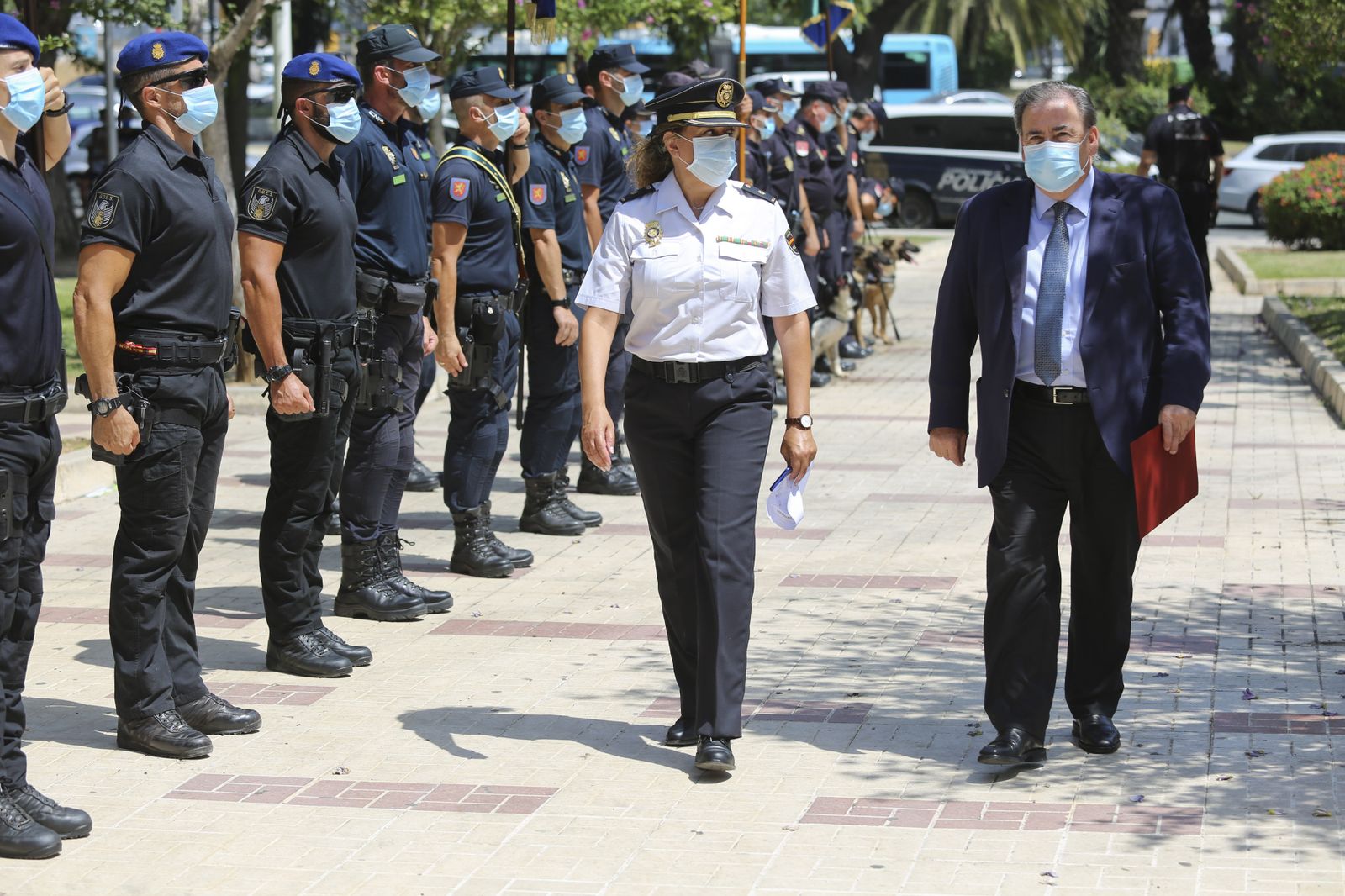 Fotos de la escultura que rinde homenaje a los policías fallecidos en Málaga