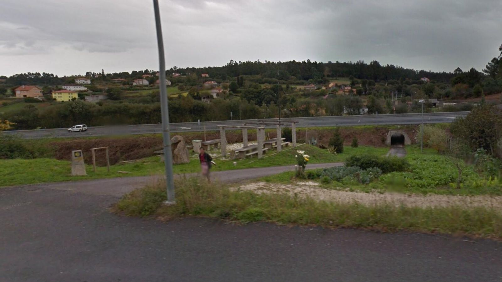 Tras A Susana, el Camino atraviesa la N-525 por el túnel que se ve al fondo.
