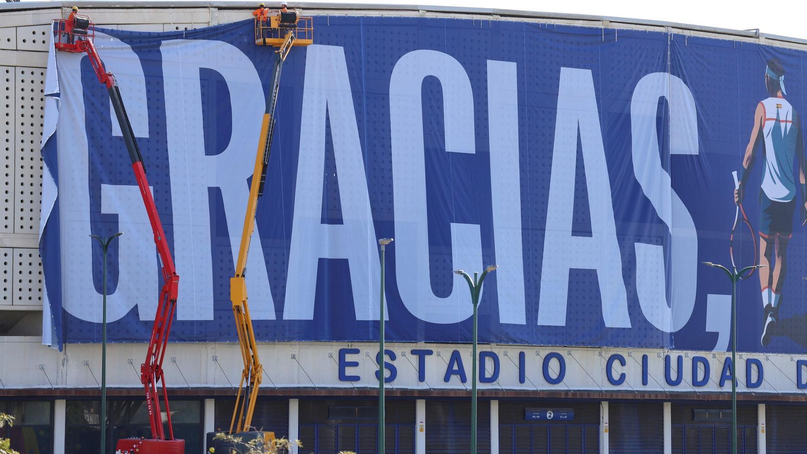 La pancarta de homenaje a Rafa Nadal en el Ciudad de Málaga, en imágenes
