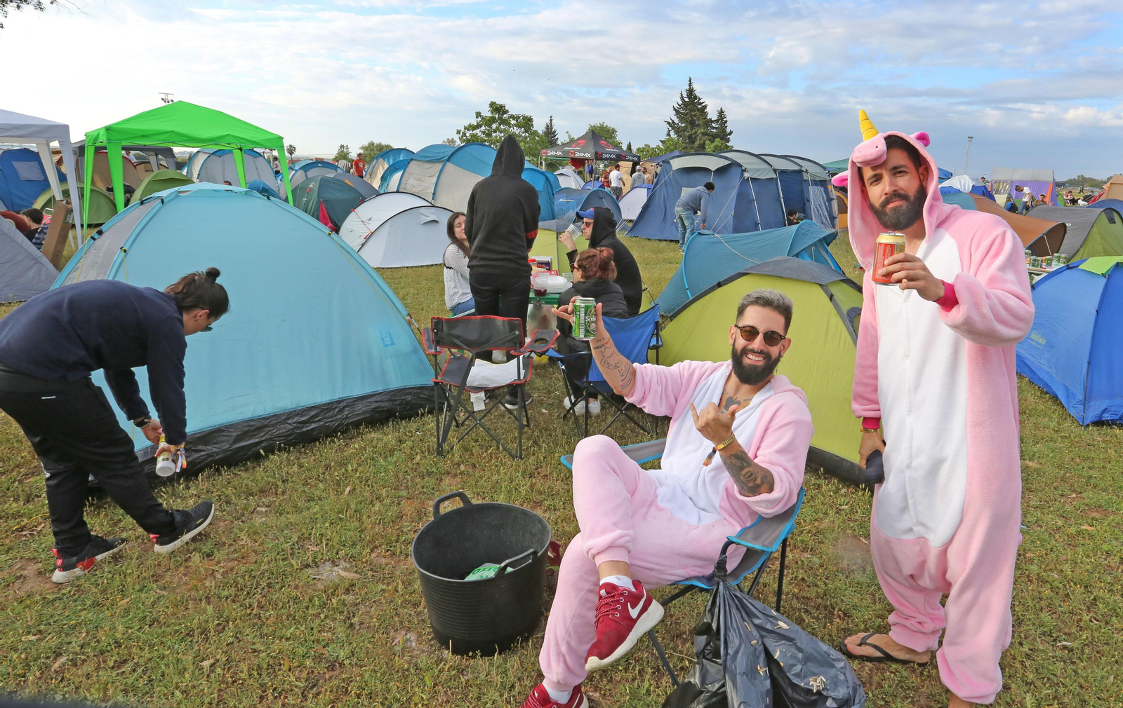 Dos asistentes en la zona de acampada del Festival ayer durante la fiesta de bienvenida.