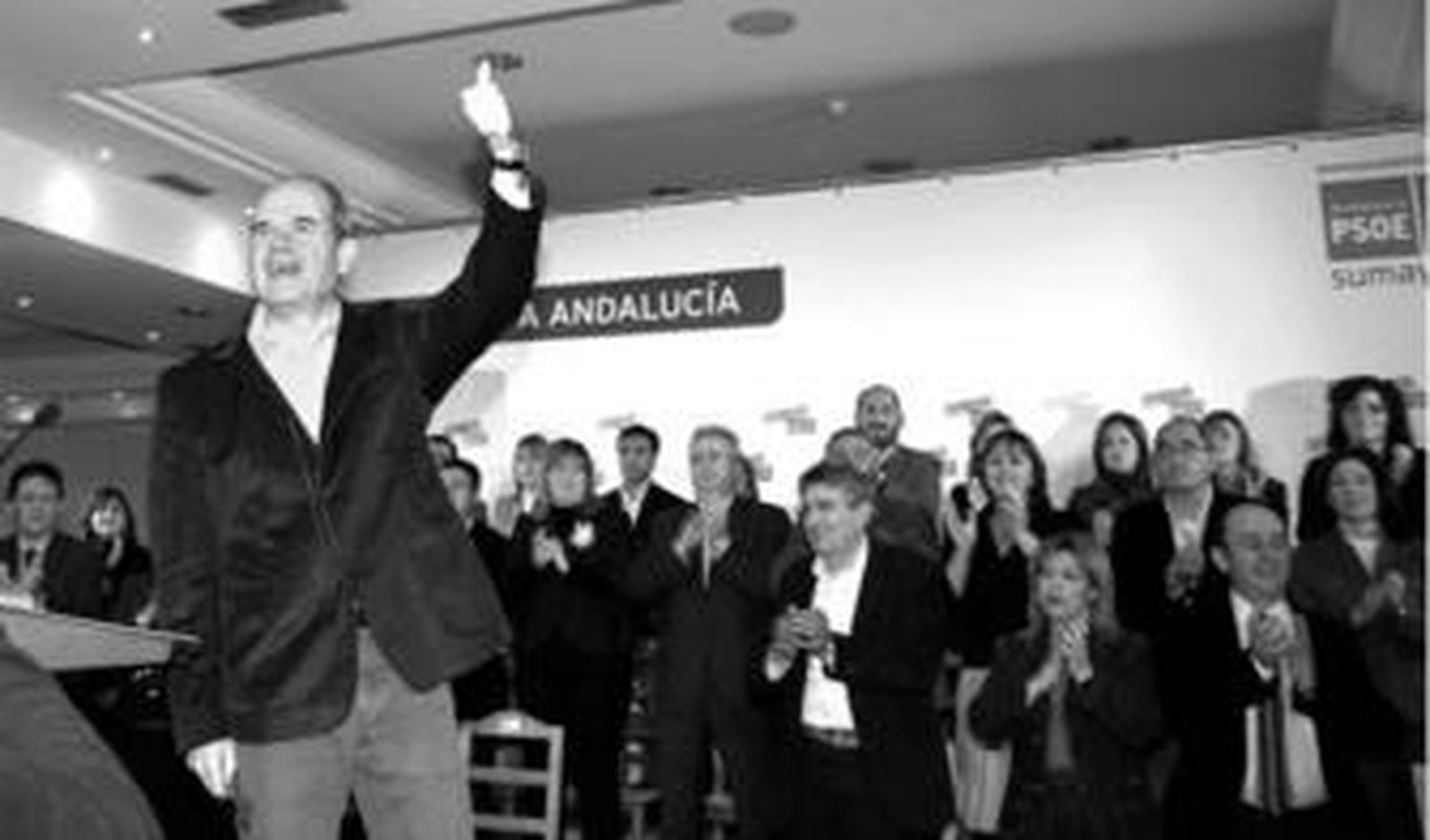 Manuel Chaves levanta el dedo pulgar en señal de optimismo, con parte de los candidatos socialistas por Cádiz tras él, ayer en San Fernando.