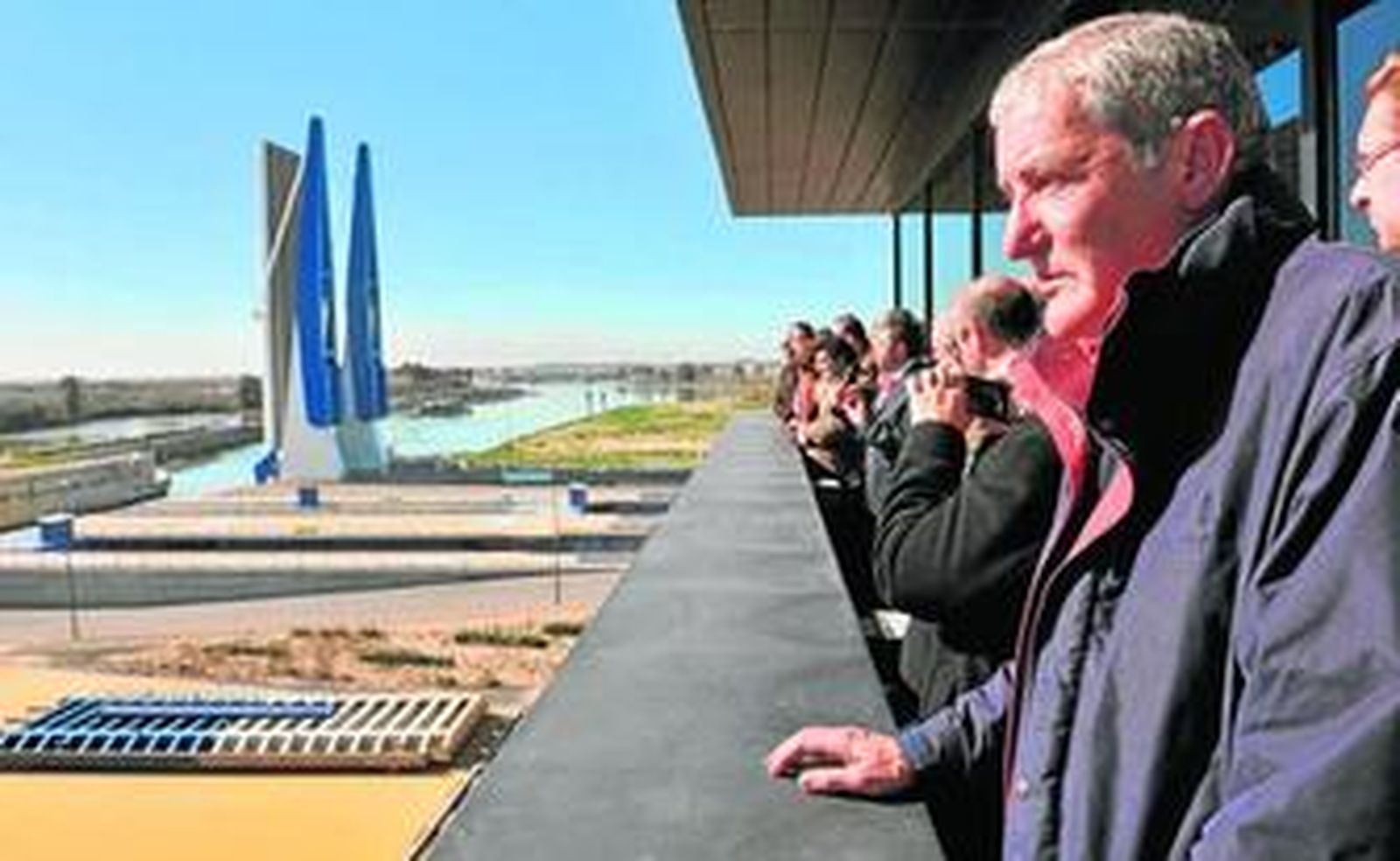Manuel Fernández, presidente de la Autoridad Portuaria de Sevilla, en una visita a la nueva esclusa del Puerto.