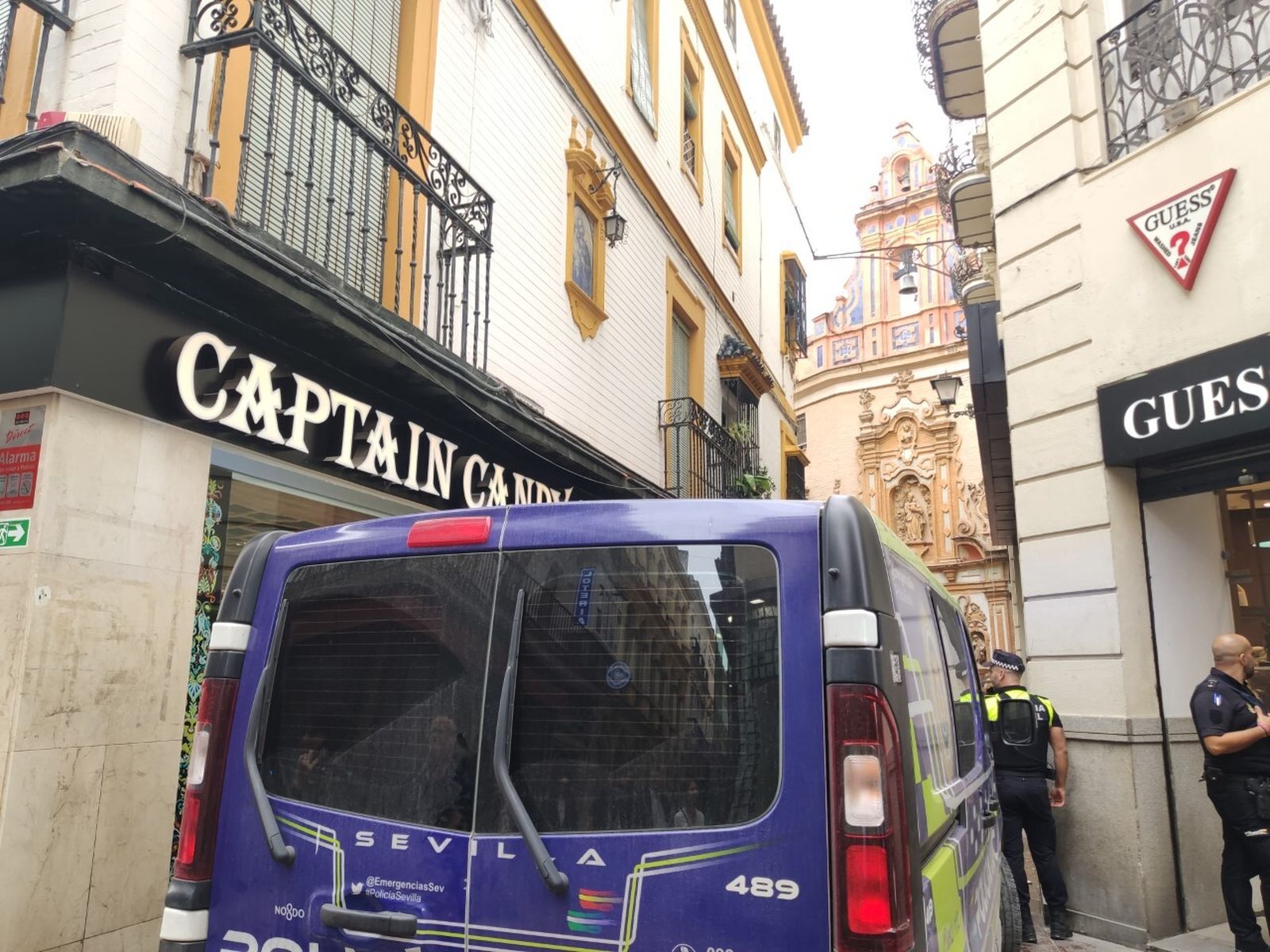 Los policías intervienen en la calle Jovellanos tras desprenderse la chapa.