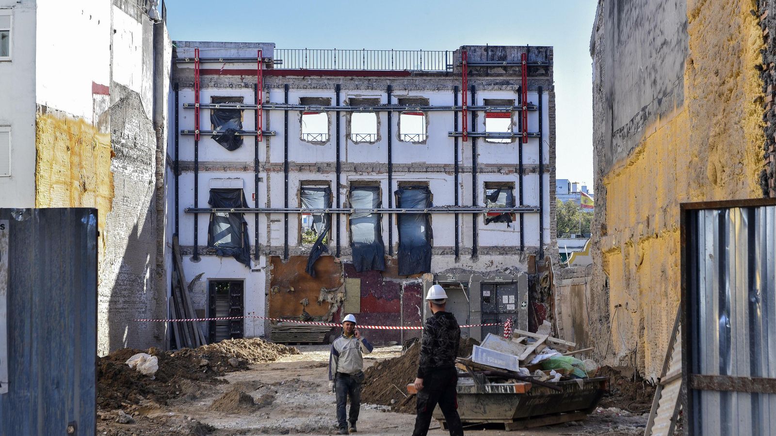 Vista del solar vacío con la fachada en pie