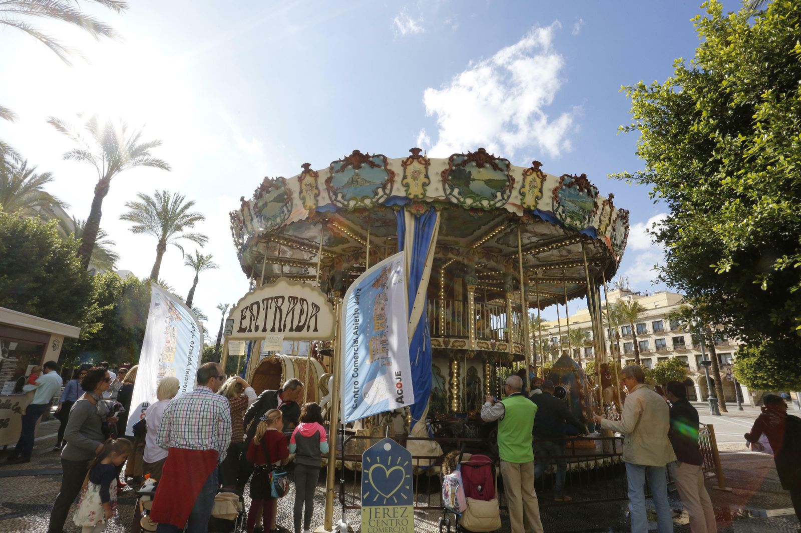 Carrusel de época instalado en la plaza del Arenal.