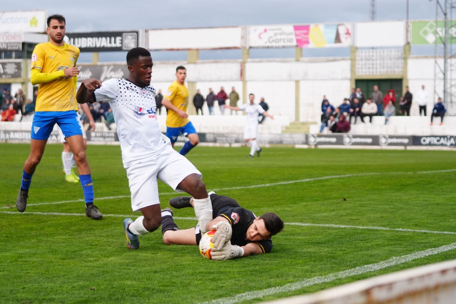 Diawara (Pozoblanco) se topa con la salida de Álex Carmona (Tomares).
