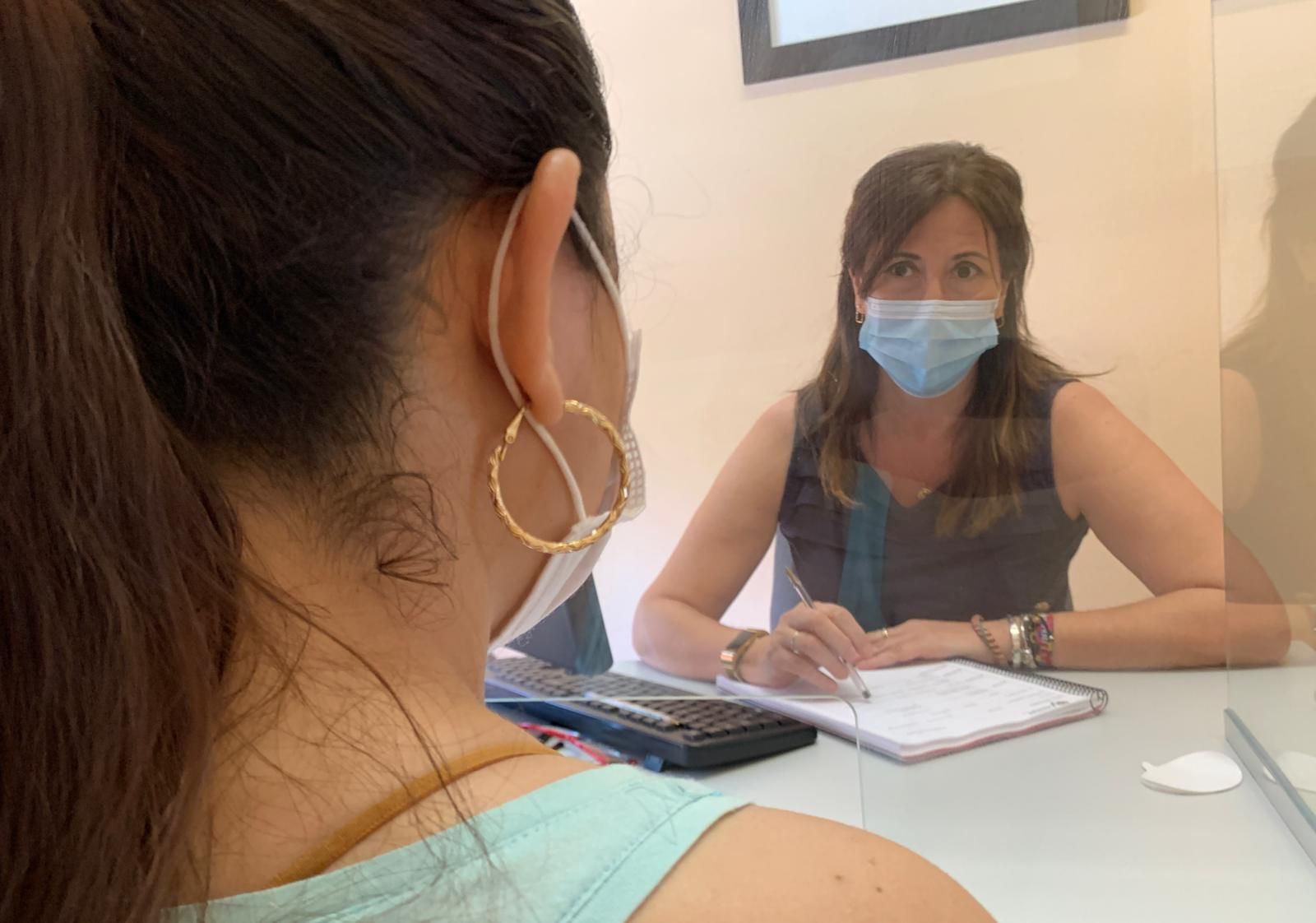 Una usuaria durante una atención en una Cáritas parroquial de Sevilla.