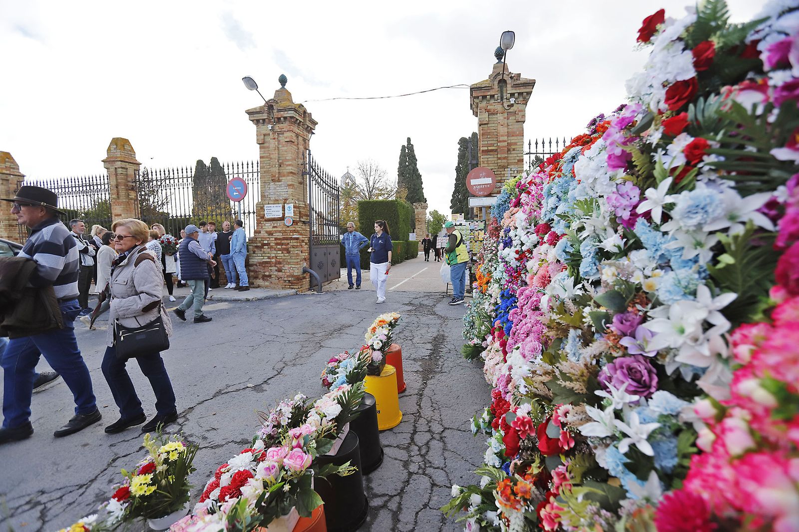 Imágenes del Día de Todos los Santos en el cementerio de la Soledad de Huelva