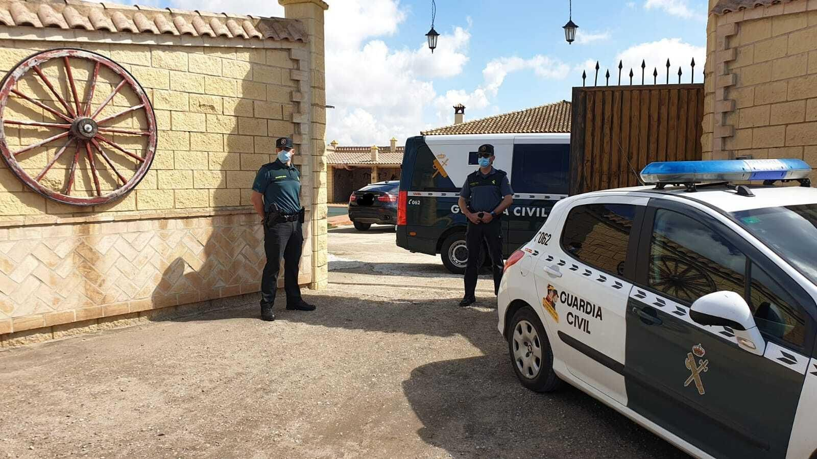 La Guardia Civil registra una casa de Carmona en la que se halló una gran plantación de marihuana.
