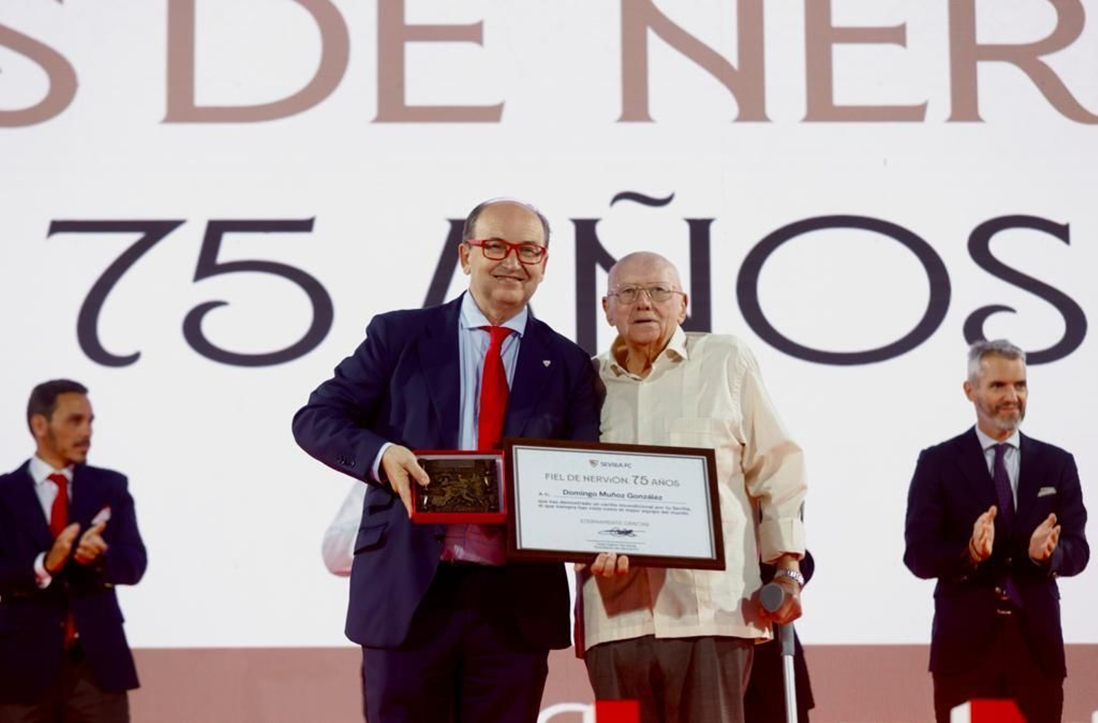José Castro entrega dos obsequios a Domingo Muñoz, el socio número 1, por sus 75 años de lealtad..