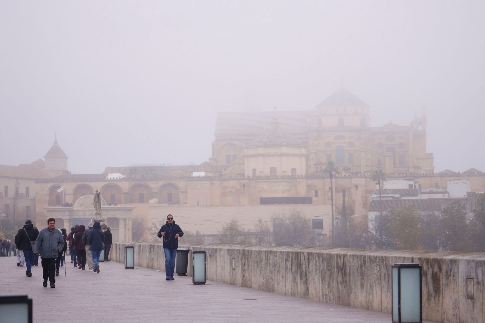 Córdoba amanece bajo la niebla el último día de 2025, en fotos