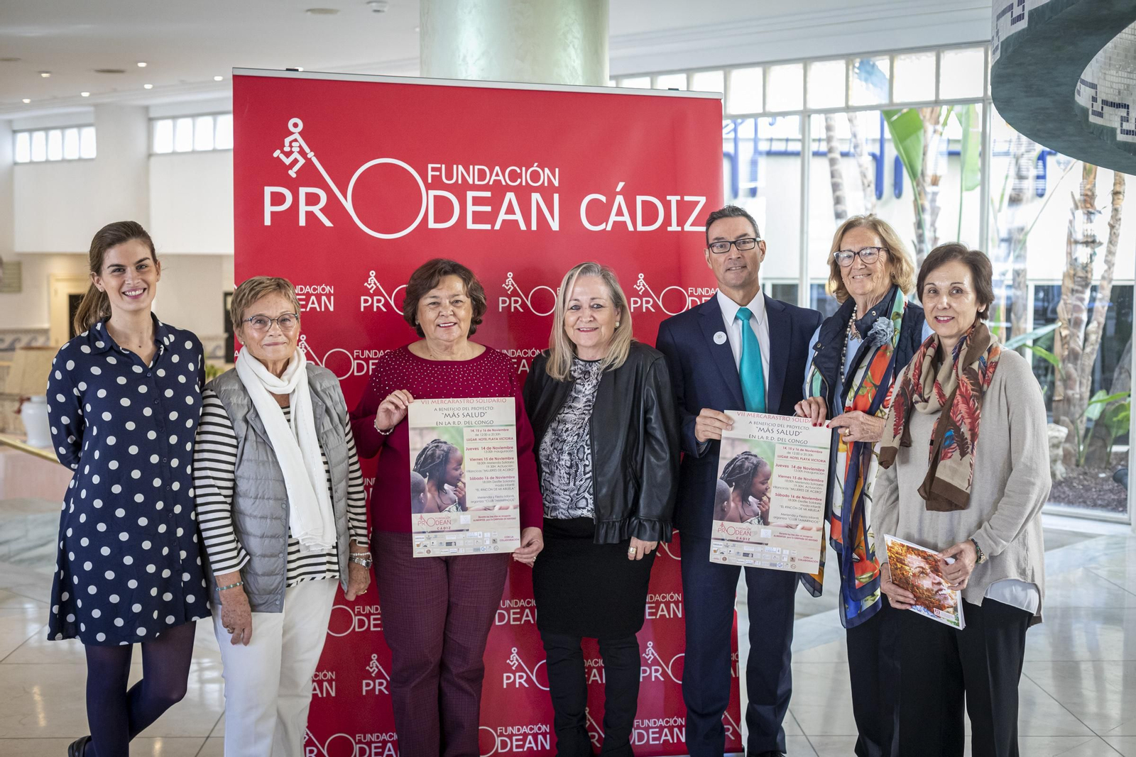 Voluntarias de Prodean con la delegada comercial y el adjunto a Dirección del Hotel Playa Victoria.