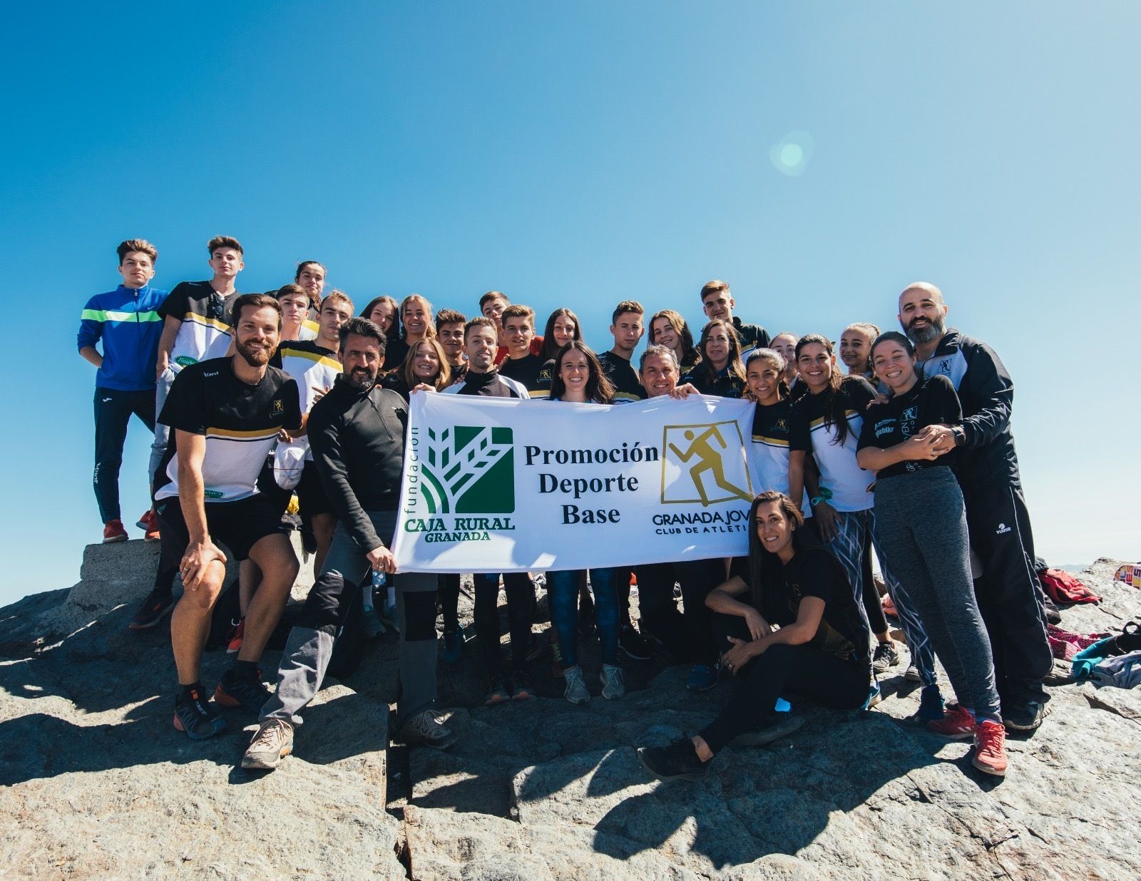 Componentes del Club Granada Joven que el pasado fin de semana subieron al Veleta