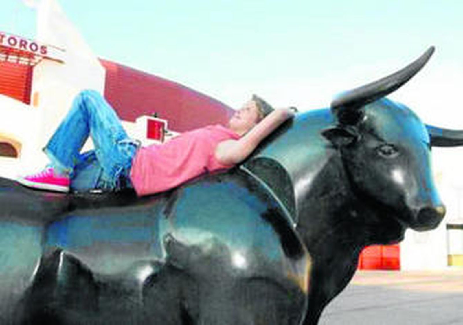 Anna Nelubova posa sobre el toro de José Leal en la Plaza de Roquetas de Mar, cuya feria conocerá este año.