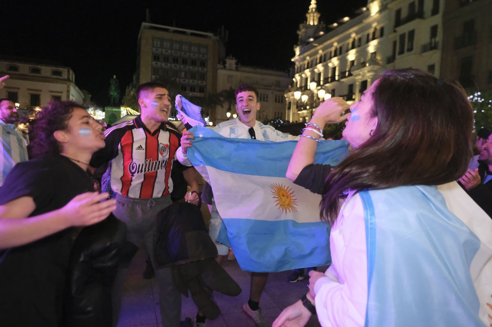 La celebración en Córdoba de la victoria de Argentina en el Mundial de Qatar, en imágenes