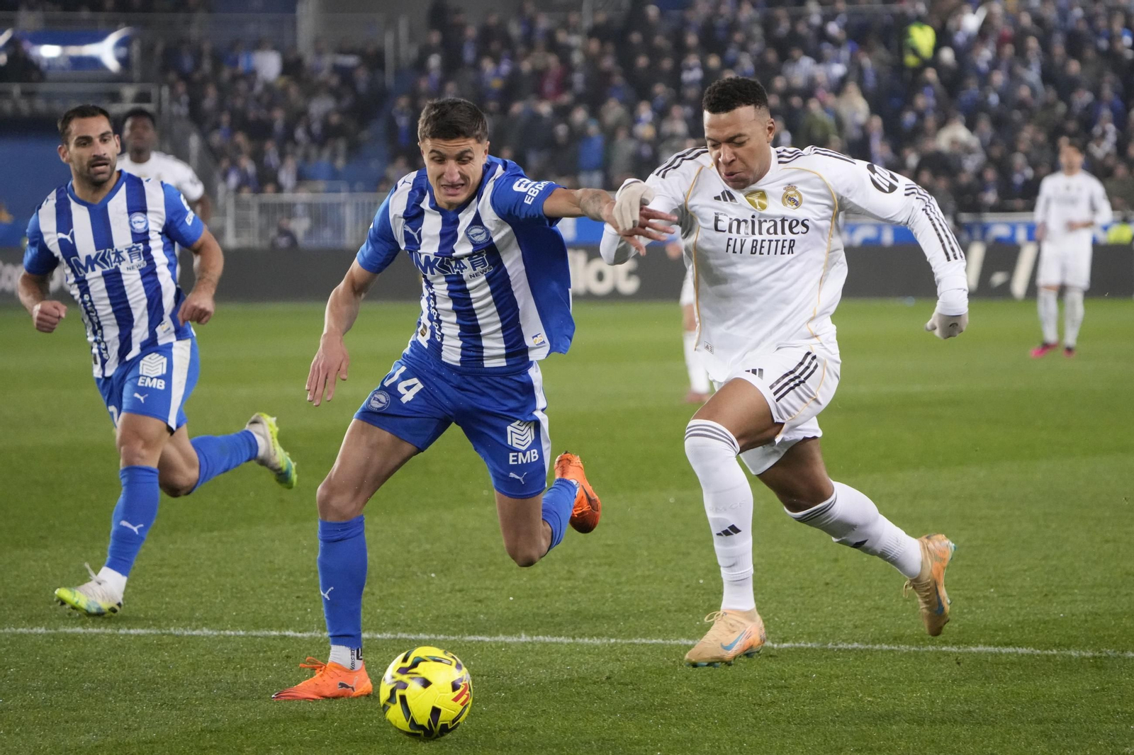 Kylian Mbappé acelera ante el defensa Nahuel Tenaglia.