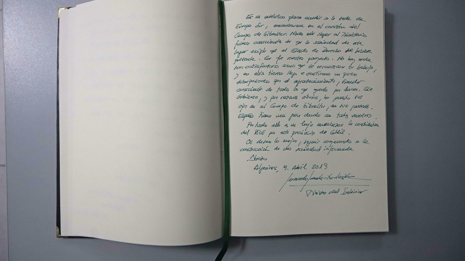 La dedicatoria de Grande-Marlaska en el libro de honor de Europa Sur. La dedicatoria de Grande-Marlaska en el libro de honor de Europa Sur.