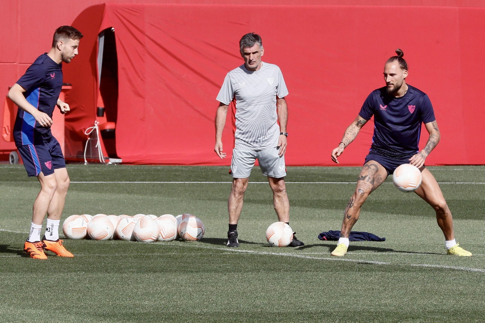 Mendilibar observa de cerca las evoluciones de sus jugadores en un entrenamiento.